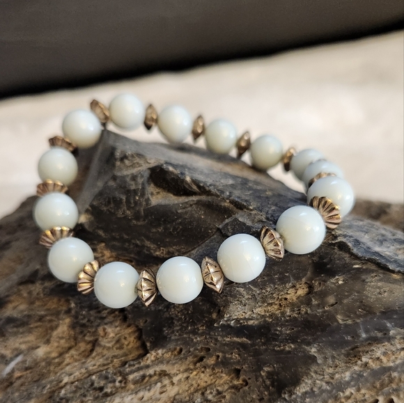 NWOT Very light blue Beaded stretch bracelet - Picture 1 of 3